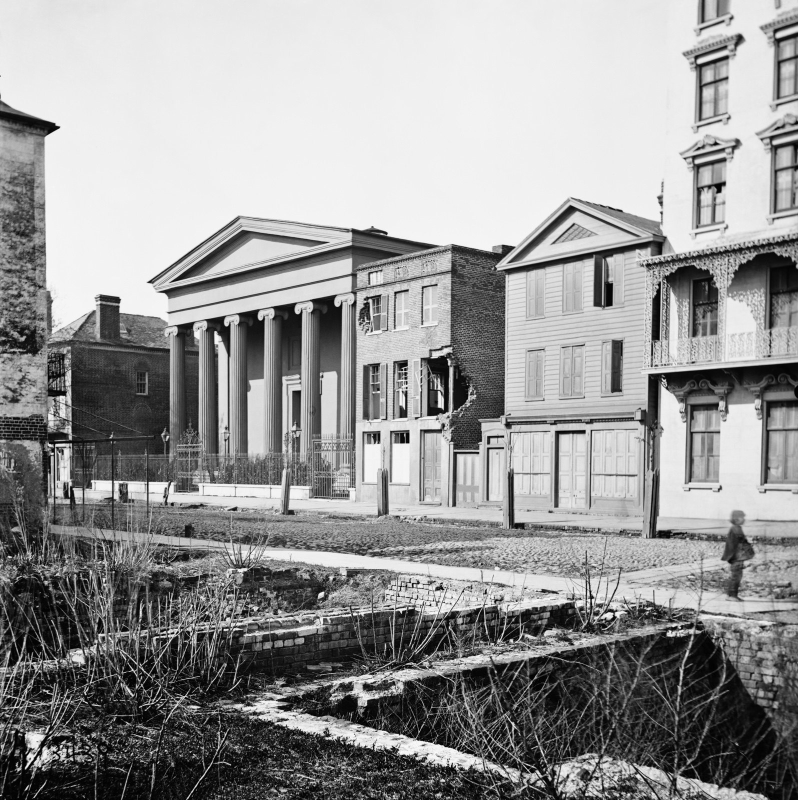 Where General Lee Directed the Firefighters, original black and white